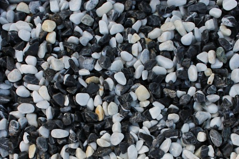 Kamenclub.ru: Мраморная крошка (щебень галтованный микс:белый-черный) фр.10-20 мм.  купить в Самаре мрамор белый, черный окатанные округлые декоративные ландшафтные камни щебня 15500 руб/т   фото КАМЕНЬ КЛУБ