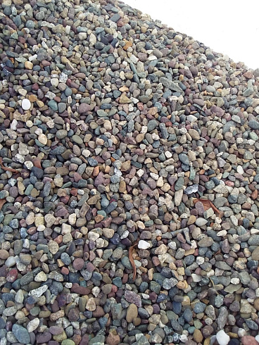 Kamenclub.ru: Галька речная окат цветная фр.5-10 мм. купить  в Самаре галька речная белый, серый, красноватый, синий, темно-серый речная окатанная галька декоративная 6800 руб/т   фото КАМЕНЬ КЛУБ