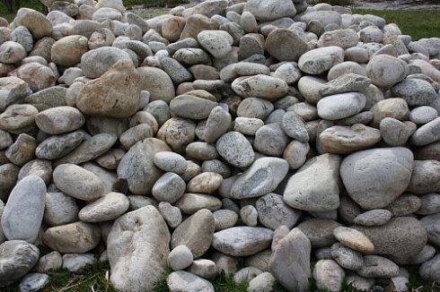 Kamenclub.ru: Бело-серый валунчик фр.100-300 мм.  купить в Самаре крупный камень для ландшафта серый, белый бело-серый валун крупная галька 4500 руб/т   фото КАМЕНЬ КЛУБ