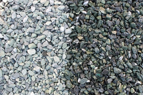 Kamenclub.ru: Мраморная крошка (щебень галтованный микс:зеленый-черный) фр.10-20 мм.  купить в Самаре мрамор зеленый, черный декоративные ландшафтные окатанные округлые камни щебня 14500 руб/т   фото КАМЕНЬ КЛУБ