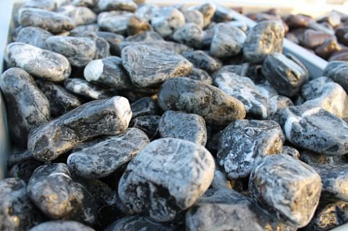 Kamenclub.ru: Щебень галтованный черный (мрамор) фр.20-40 мм.  купить в Самаре мрамор черный с белыми прожилками мрамор окатанный округлый 15000 руб/т   фото КАМЕНЬ КЛУБ