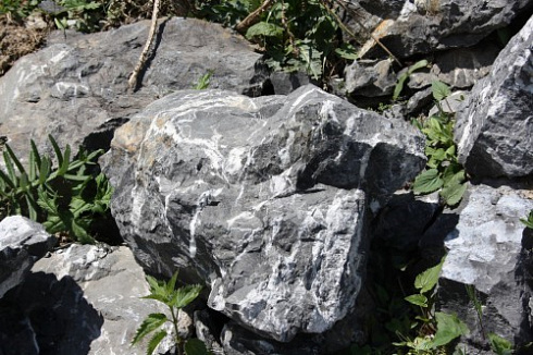 Kamenclub.ru: Черный мрамор скальник фр. 1000-1500 мм.  купить в Самаре мрамор черный белый серый крупный колотый валун ландшафтный 9000 руб/т   фото КАМЕНЬ КЛУБ