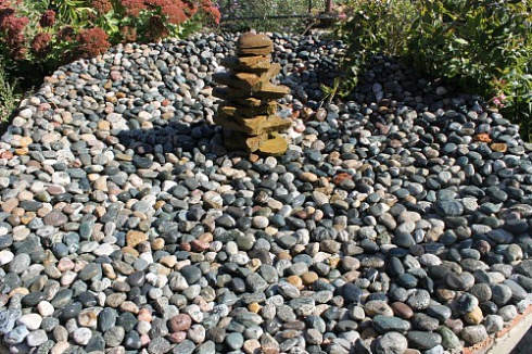 Kamenclub.ru: Галька окат (цветная картошка) фр. 50-100 мм. купить  в Самаре галька природная окатанная серый белый цветной синий темно-серый коричневый округлый галечник окатанный 6800 руб/т   фото КАМЕНЬ КЛУБ