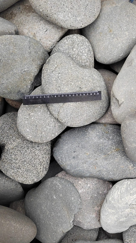 Kamenclub.ru: Галька речная плоская (темно-серая) фр. 70-150 мм. купить  в Самаре галечник природный темно-серый серый синий речная плоская природная окатанная  9000 руб/т   фото КАМЕНЬ КЛУБ