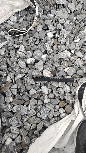 Kamenclub.ru: Щебень галтованный черный (мрамор) фр.40-70 мм.  купить в Самаре мрамор черный с белыми прожилками, черный, белый щебень галтованный округлый 13500 руб/т   фото КАМЕНЬ КЛУБ