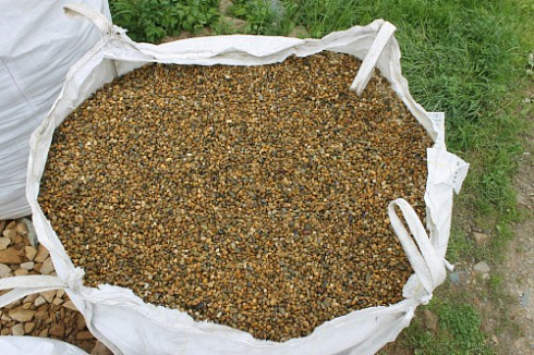 Kamenclub.ru: Галька окат (серо-желтая) фр.10-20 мм. купить  в Самаре галька серо-желтая, рыжая, серый речная окатанная округлая галька 5000 руб/т   фото КАМЕНЬ КЛУБ