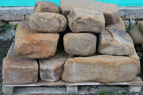 Kamenclub.ru: Песчаник для строительства и кладки (фр. 200-400 мм)  купить в Самаре песчаник бежевый серый рыжий желтый блоки для строительства из песчаника 6500 руб/т   фото КАМЕНЬ КЛУБ