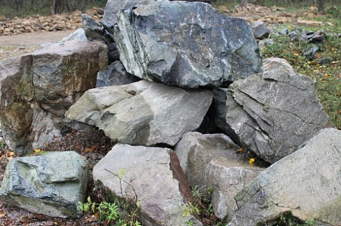 Kamenclub.ru: Змеевик скальник фр. 500-1500 мм.  купить в Самаре змеевик зеленый серый черный глыба скальная колотая 7500 руб/т   фото КАМЕНЬ КЛУБ