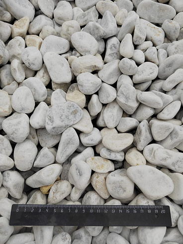 Kamenclub.ru: Мраморная крошка (щебень галтованный белый) фр.40-70 мм.  купить в Самаре мрамор белый молочный айвори окатанный округлый природный камень 17000 руб/т   фото КАМЕНЬ КЛУБ