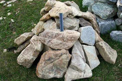 Kamenclub.ru: Песчаник декоративный ландшафтный (фр. 300-500 мм)  купить в Самаре песчаник желтый рыжий серый зеленый валун речной окатанный природный песчаника 4 500 руб/т   фото КАМЕНЬ КЛУБ