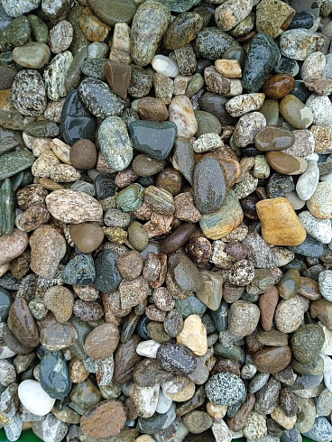 Kamenclub.ru: Галька горная речная окат (цветная) фр. 20-40 мм. купить  в Самаре галька речная серый синий бежевый белый окатанная речная галька ландшафтная 6800 руб/т   фото КАМЕНЬ КЛУБ