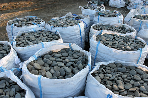 Kamenclub.ru: Галька речная плоская (темно-серая) фр. 100-200-300 мм. купить  в Самаре галька речная плоская темно-серый, серый, синий речной галечник плоский 9000 руб/т   фото КАМЕНЬ КЛУБ