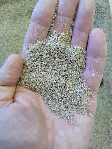 Кварцевый песок для площадок фр. 0,6-1,2 мм.  купить в Самаре фото Камень Клуб