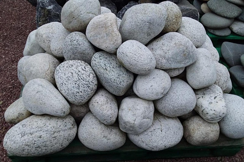 Kamenclub.ru: Бело-серый валунчик фр.100-300 мм.  купить в Самаре крупный камень для ландшафта серый, белый бело-серый валун крупная галька 4500 руб/т   фото КАМЕНЬ КЛУБ