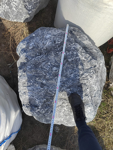 Kamenclub.ru: Черный мрамор скальник фр. 1000-1500 мм.  купить в Самаре мрамор черный белый серый крупный колотый валун ландшафтный 9000 руб/т   фото КАМЕНЬ КЛУБ