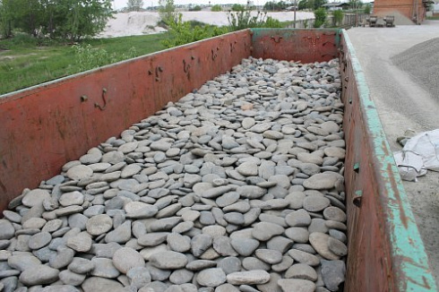 Kamenclub.ru: Галька речная плоская (ассорти) фр. 100-200-300 мм купить  в Самаре галька галечник природный серый, белый темно-серый синий рыжий светло-серый природная галька плоская крупная 8000 руб/т   фото КАМЕНЬ КЛУБ