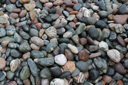 Kamenclub.ru: Галька горная речная окат (цветная) фр. 20-40 мм. купить  в Самаре галька речная серый синий бежевый белый окатанная речная галька ландшафтная 6800 руб/т   фото КАМЕНЬ КЛУБ