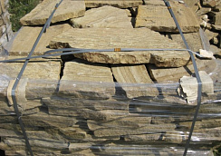 Kamenclub.ru: Песчаник пластушка желтый с рисунком (3 см)  купить в Самаре песчаник желтый с рисунком, рыжий, желтый песчаник пластушка ландшафтная рваная 8 500 руб/м3   фото КАМЕНЬ КЛУБ