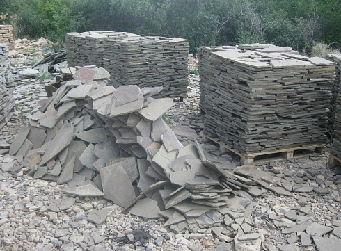 Kamenclub.ru: Песчаник пластушка серо-зеленый (1,5 см)  купить в Самаре плитняк - пластушка серо-зеленый, серый, зеленый пластушка рваная ландшафтная колотая 10200 руб/м3   фото КАМЕНЬ КЛУБ