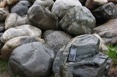 Kamenclub.ru: Речной валун Кабанчик фр.300-500 мм.  купить в Самаре крупный природный камень галька серый, темно-серый речной валун галечник масштабный 7000 руб/т   фото КАМЕНЬ КЛУБ