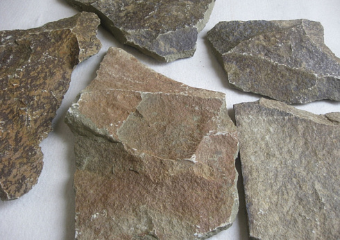 Kamenclub.ru: Песчаник пластушка "фонтанка" серо-зеленая (3,0-5,0 см)  купить в Самаре песчаник серо-зеленая колотые плитки облицовочные пластушки 11400 руб/м3   фото КАМЕНЬ КЛУБ