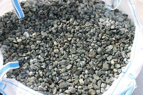 Kamenclub.ru: Щебень крошка зеленый (змеевик) фр. 20-40 мм.  купить в Самаре мрамор зеленый, салатовый ландшафтная мраморная крошка 8500 руб/т   фото КАМЕНЬ КЛУБ