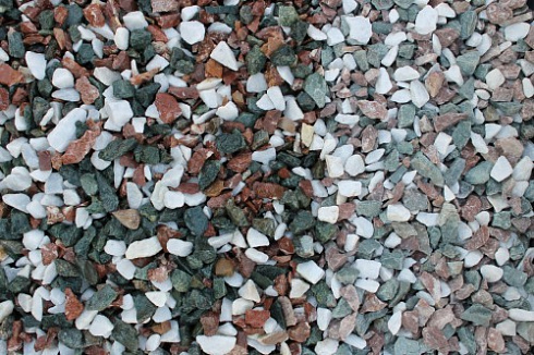 Kamenclub.ru: Мраморная крошка (щебень крошка микс: белый-зеленый-розовый) фр. 10-20 мм.  купить в Самаре мрамор белый, зеленый, розовый декоративный ландшафтный колотый щебень 12000 руб/т   фото КАМЕНЬ КЛУБ