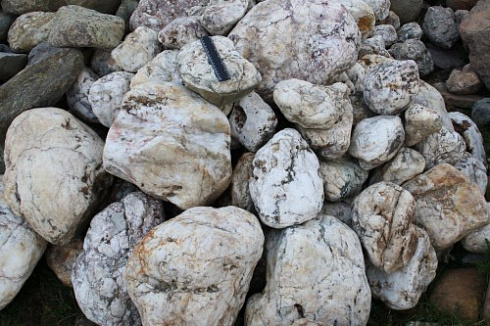 Kamenclub.ru: Кварцевый валунчик фр.100-300 мм.  купить в Самаре кварц белый, бежевый молочный рыжий крупный природный камень галечник 7850 руб/т   фото КАМЕНЬ КЛУБ