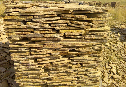 Kamenclub.ru: Песчаник пластушка желтый с разводом под дерево (2 см)  купить в Самаре плитняк желтый с разводами, желтый, рыжий, серый песчаник пластушка рваная ландшафтная 11 000 руб/м3   фото КАМЕНЬ КЛУБ