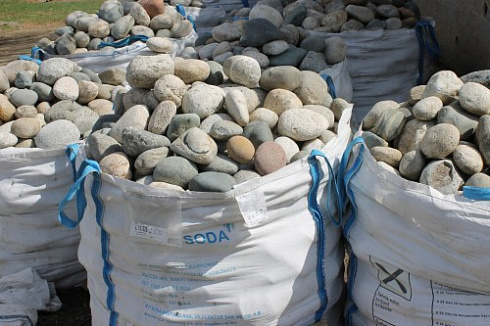 Kamenclub.ru: Речной валун (Ассорти) фр.100-300 мм.  купить в Самаре галечник серый, темно-серый, светло-серый речная галька крупных размеров 4200 руб/т   фото КАМЕНЬ КЛУБ