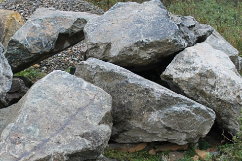 Kamenclub.ru: Змеевик скальник фр. 500-1500 мм.  купить в Самаре змеевик зеленый серый черный глыба скальная колотая 7500 руб/т   фото КАМЕНЬ КЛУБ