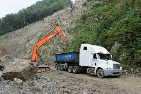 Kamenclub.ru: Гранит скальник (серо-зеленый) фр. 500-1500 мм.  купить в Самаре гранит мрамор  серый зеленый темно-серый глыба скальная колотая ландшафтная 7 500 руб/т   фото КАМЕНЬ КЛУБ