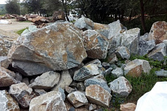 Kamenclub.ru: Гранит скальник (серо-зеленый) фр. 500-1500 мм.  купить в Самаре гранит мрамор  серый зеленый темно-серый глыба скальная колотая ландшафтная 7 500 руб/т   фото КАМЕНЬ КЛУБ