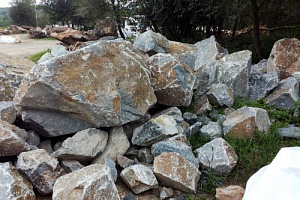 Kamenclub.ru: Гранит скальник (серо-зеленый) фр. 500-1500 мм.  купить в Самаре гранит мрамор  серый зеленый темно-серый глыба скальная колотая ландшафтная 7 500 руб/т   фото КАМЕНЬ КЛУБ