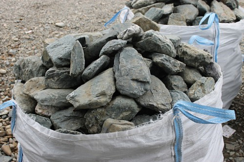 Kamenclub.ru: Гранит скальник (серо-зеленый) фр. 100-500 мм.  купить в Самаре гранит зеленый, серый, салатовый крупный ландшафтный валун 6 000 руб/т   фото КАМЕНЬ КЛУБ