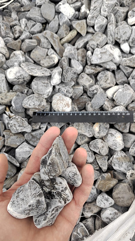 Kamenclub.ru: Щебень галтованный черный (мрамор) фр.40-70 мм.  купить в Самаре мрамор черный с белыми прожилками, черный, белый щебень галтованный округлый 13500 руб/т   фото КАМЕНЬ КЛУБ