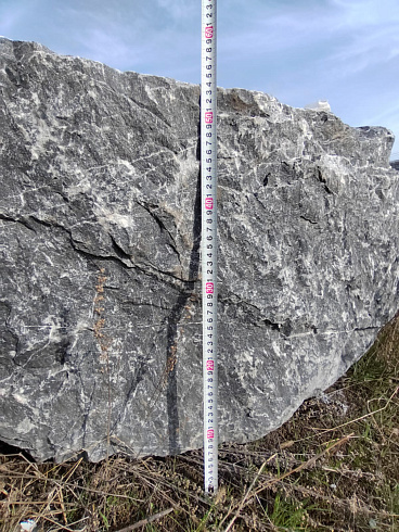 Kamenclub.ru: Черный мрамор скальник фр. 1000-1500 мм.  купить в Самаре мрамор черный белый серый крупный колотый валун ландшафтный 9000 руб/т   фото КАМЕНЬ КЛУБ