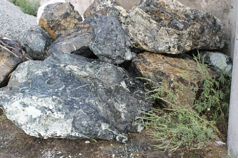 Kamenclub.ru: Змеевик скальник фр. 500-1500 мм.  купить в Самаре змеевик зеленый серый черный глыба скальная колотая 7500 руб/т   фото КАМЕНЬ КЛУБ