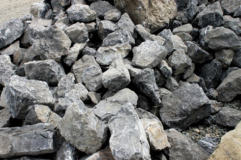 Kamenclub.ru: Черный мрамор скальник фр. 1000-1500 мм.  купить в Самаре мрамор черный белый серый крупный колотый валун ландшафтный 9000 руб/т   фото КАМЕНЬ КЛУБ