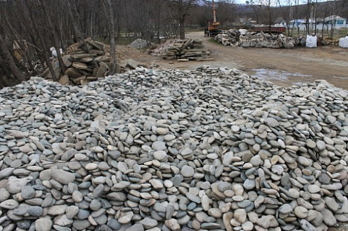 Kamenclub.ru: Галька речная плоская (ассорти) фр. 100-200-300 мм. купить  в Самаре галька плоская разноцветная серый белый темно-серый синий речная галька ландшафтная 8000 руб/т   фото КАМЕНЬ КЛУБ