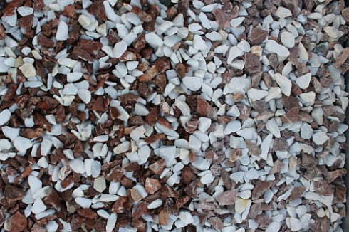 Kamenclub.ru: Мраморная крошка (щебень крошка микс: белый-розовый) фр. 10-20 мм.  купить в Самаре мрамор белый, розовый каменный декоративный ландшафтный щебень 12000 руб/т   фото КАМЕНЬ КЛУБ