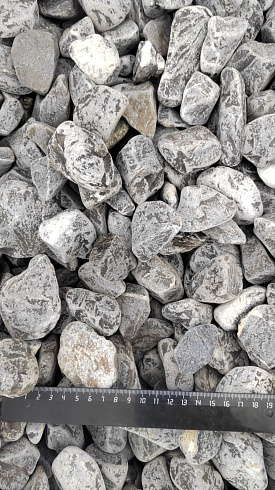 Kamenclub.ru: Щебень галтованный черный (мрамор) фр.40-70 мм.  купить в Самаре мрамор черный с белыми прожилками, черный, белый щебень галтованный округлый 13500 руб/т   фото КАМЕНЬ КЛУБ